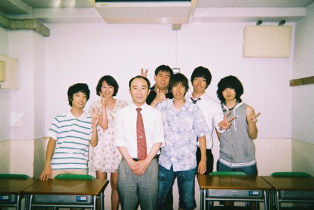 ある学年の同級生たちとともに